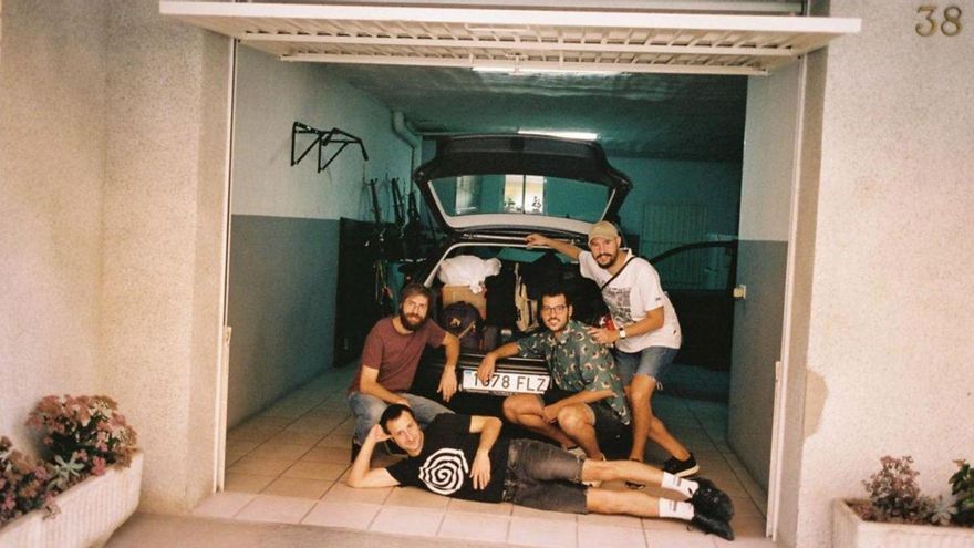 Jordi Oms, Eduard Sánchez,
Mateo Pérez y Andrés Solla,
antes de emprender camino
a una de sus residencias
fotográficas. | //JUAN NADIE