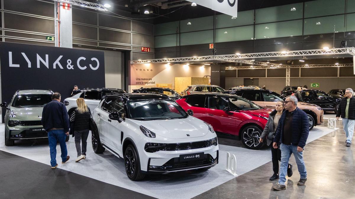 Visitantes en la feria del automóvil esta mañana