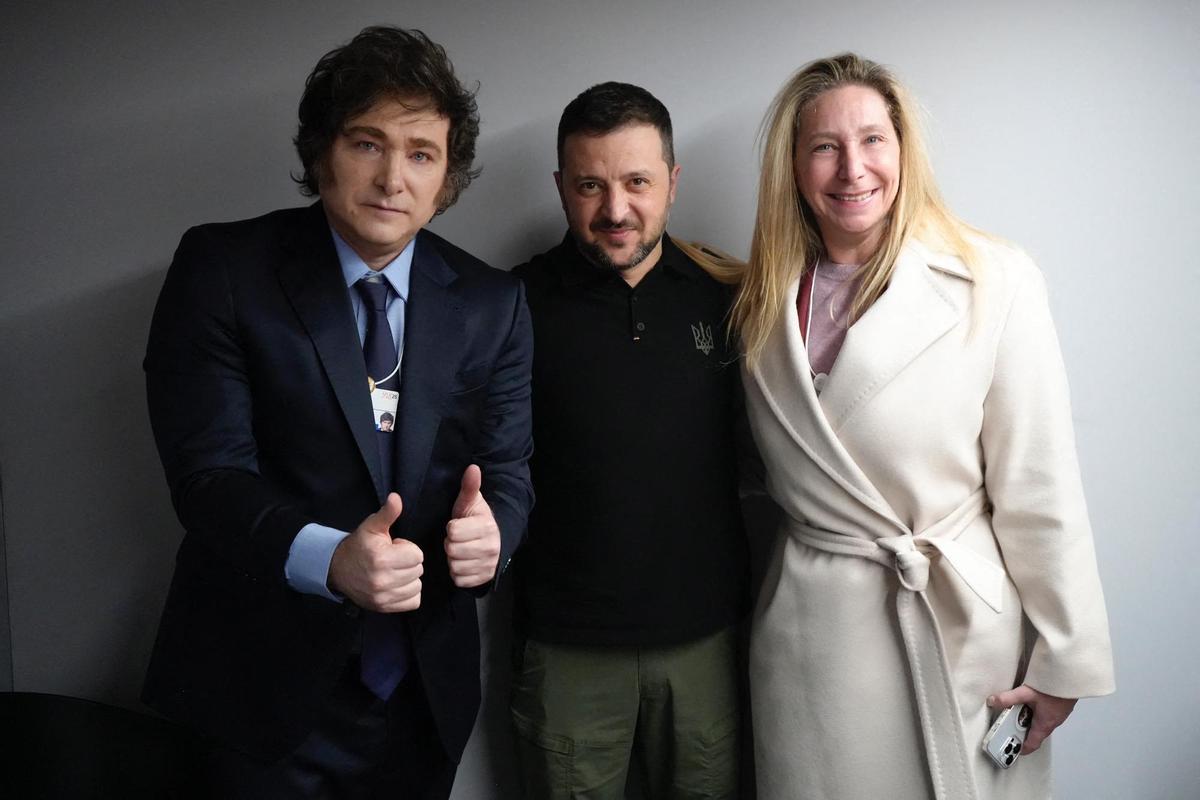 El presidente Javier Milei (izquierda) junto a su hermana Karina y a su homólogo ruso Volodímir Zelenski.