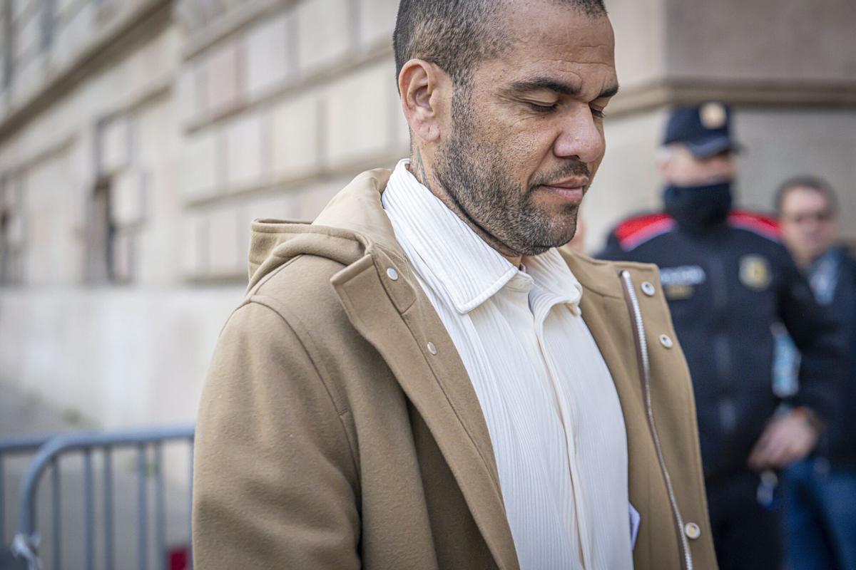 Dani Alves comparece por primera vez en la Audiencia de Barcelona el 28 de marzo del 2024 tras ser liberado. Puede ser en cualquier hora de la mañana.