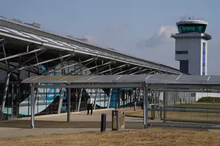 Mueren cuatro personas al estrellarse una avioneta medicalizada en el aeropuerto de Southend de Londres