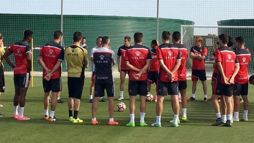 El director de grupos Eduardo Cervelló motivando a los futbolistas antes de iniciar el entrenamiento de ayer por la tarde.