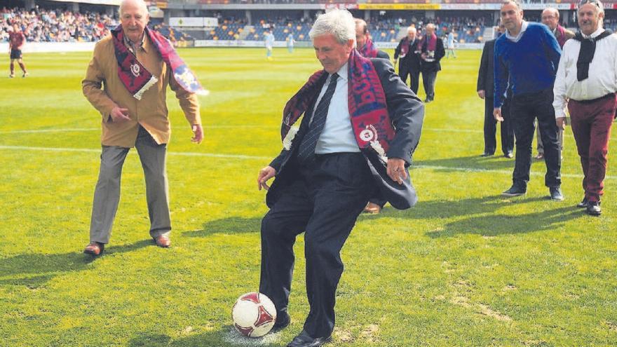 Rafa Ceresuela hace el saque de honor en el 50 aniversario del ascenso a Primera de los granates. // A.D.