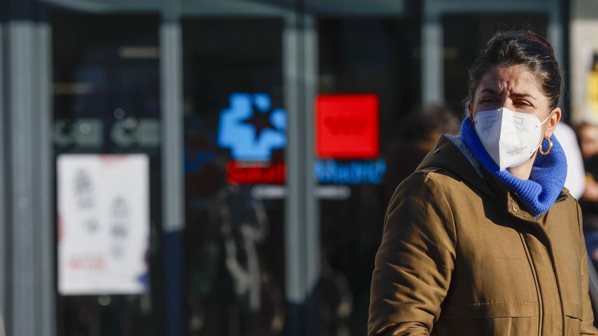 Una mujer con mascarilla sale del Hospital de La Paz de Madrid