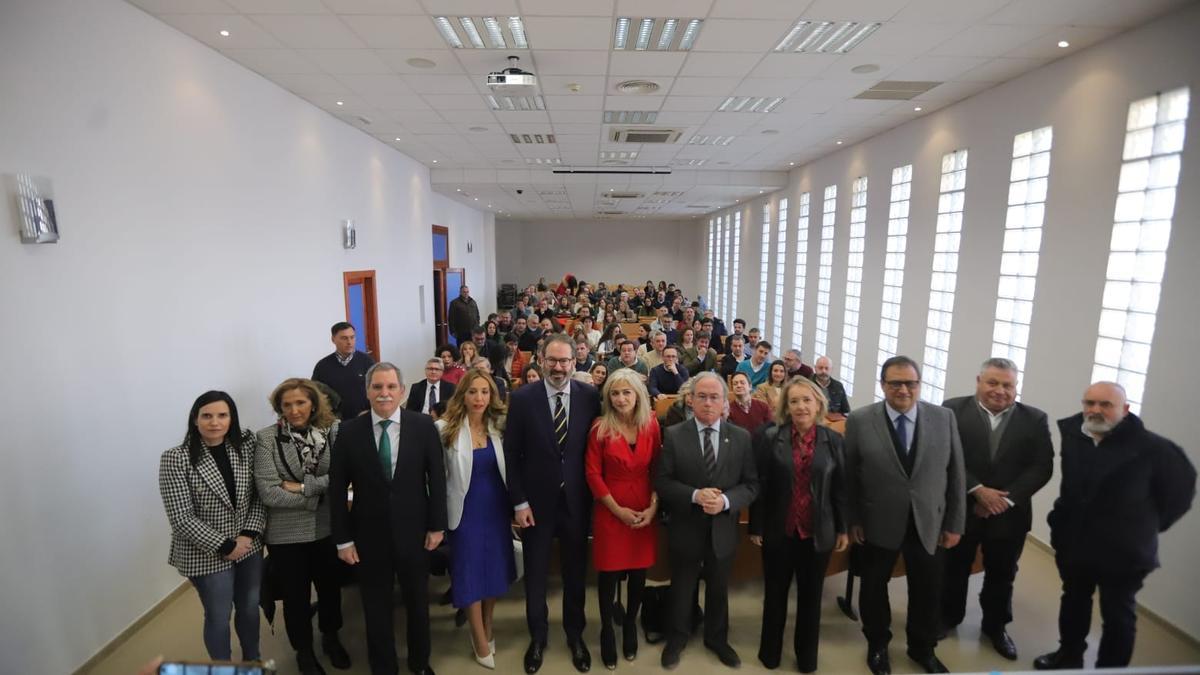 Patricia del Pozo y Antonio Díaz, con responsables políticos y empresarios en la constitución de la mesa de la FP Dual en Córdoba.