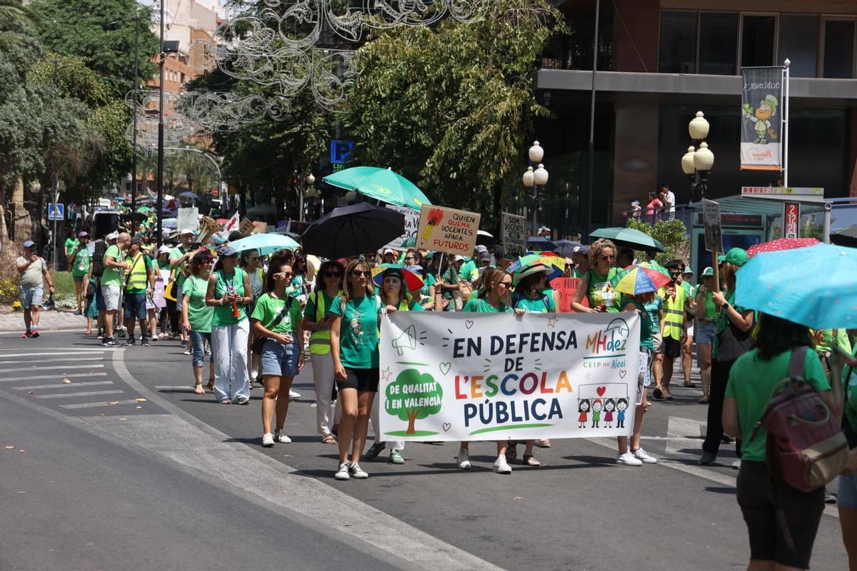 Profesores inundan las calles de Alicante: manifestación de la marea verde este martes