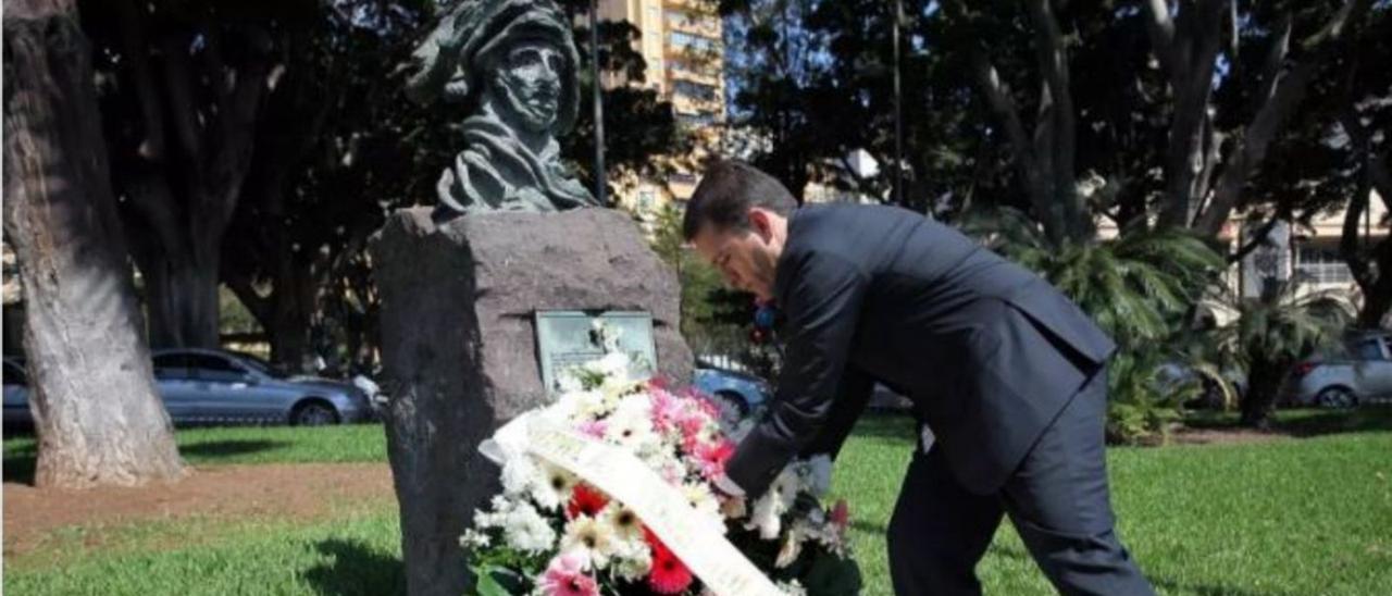 ‘Hombre que mira al horizonte’ es el título de la obra del escultor Felipe Hodgson que rememora la riada del 31M. La fotografía corresponde al homenaje que rindieron el alcalde y los grupos políticos presentes en la Corporación con motivo del décimo aniversario.