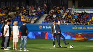 Jordi Cruyff realiza el saque de honor junto a Danny, su madre, y los capitanes del Barça, Barça B y capitana del Barça femenino.