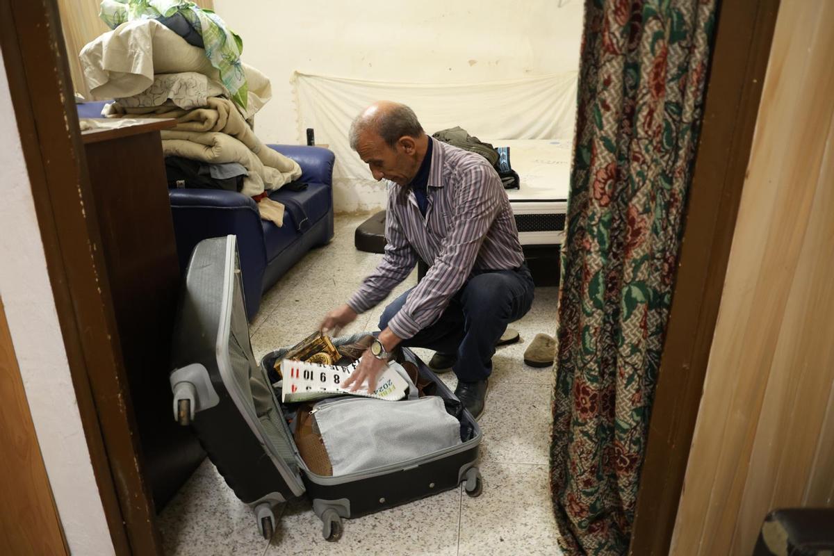 Ali Hassine guarda en una maleta sus pertenencias.
