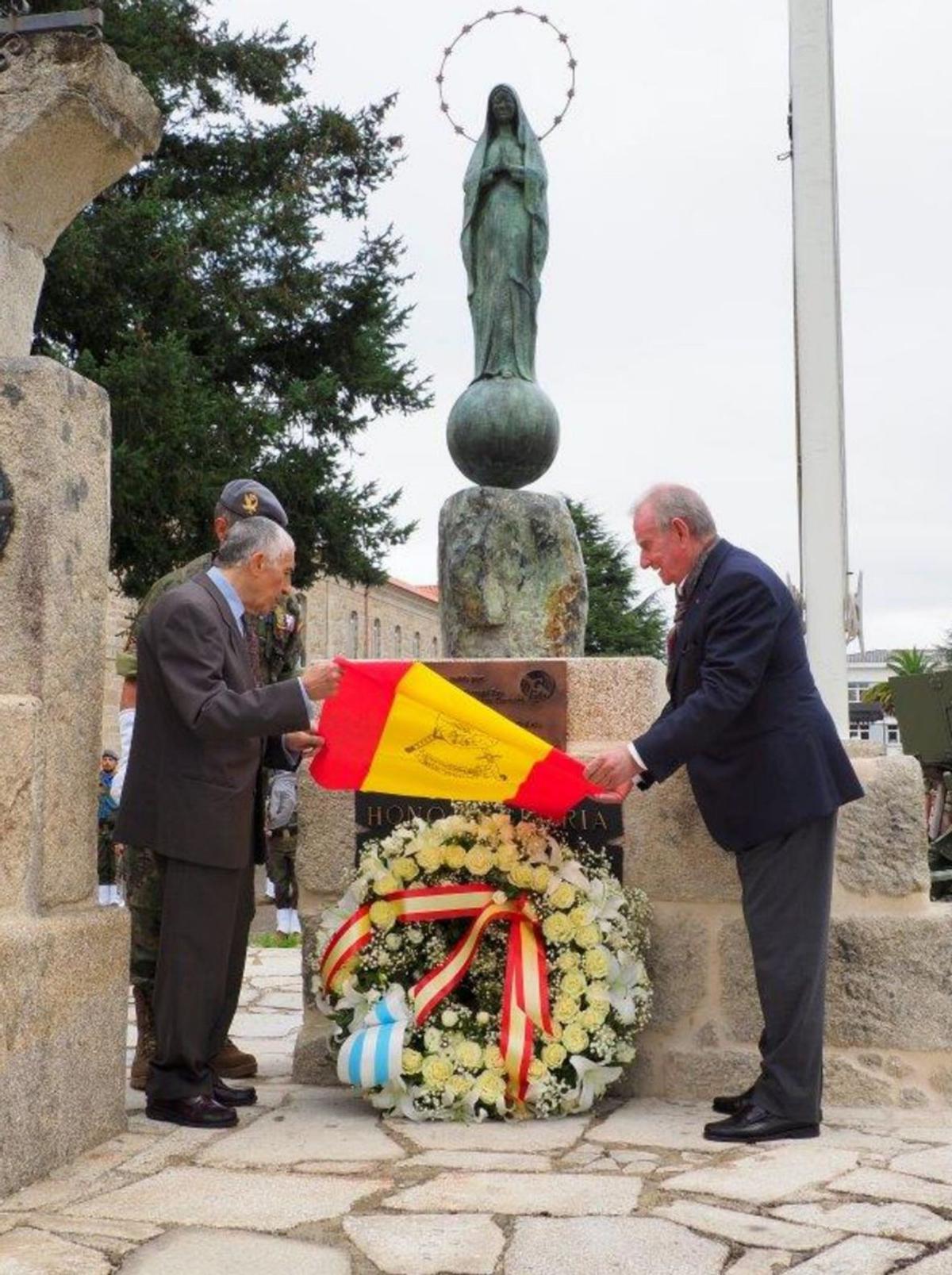 Cándido Pazos (derecha), durante el acto de ayer.