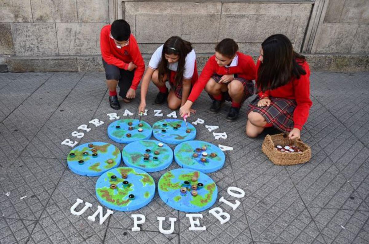 Alumnos enciendendo las velas. | Rafa Vázquez