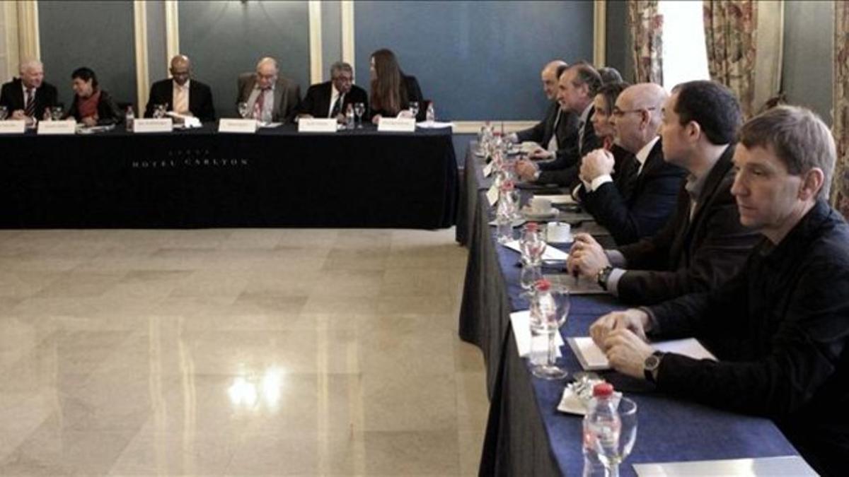 Reunión de representantes de la comisión de verificación con partidos vascos y agentes sociales.