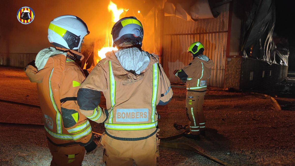 Intervención de los Bomberos en un incendio en una nave industrial de Algemesí