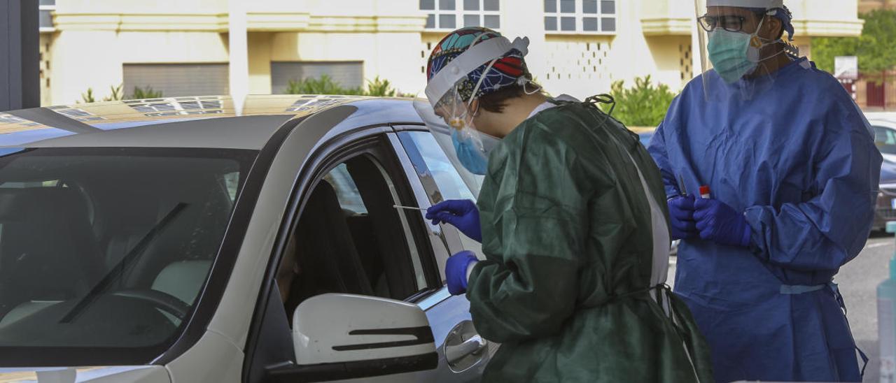 Realización de una prueba PCR en Elche, esta semana.