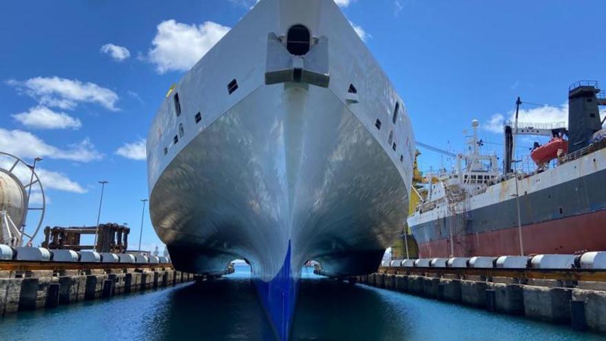 El trimarán ‘Bajamar Express’ hace historia con su entrada en Astican