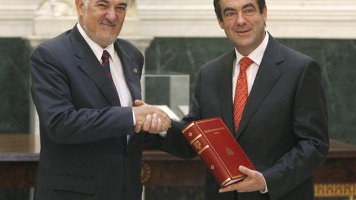 El presidente del Congreso de los Diputados, José Bono, derecha, tras recibir la Memoria Anual de la Fiscalía de manos del fiscal general del Estado, Cándido Conde-Pumpido.