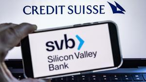 Foto ilustración con los logos de Silicon Valley Bank (SVB) y Credit Suisse.