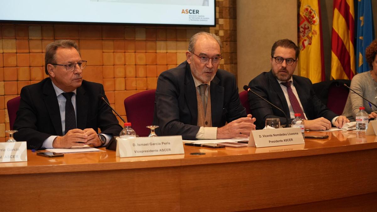 El presidente de Ascer, Vicente Nomdedeu (en el centro), junto a los dos vicepresidentes de la entidad.
