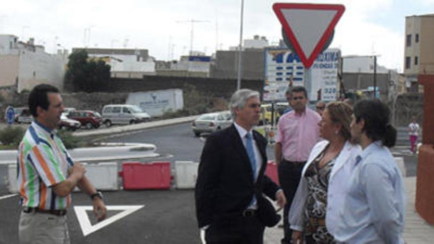 Un momento de la visita del consejero Carlos Sánchez y María del Carmen Castellano al nuevo viaducto. i LP/DLP