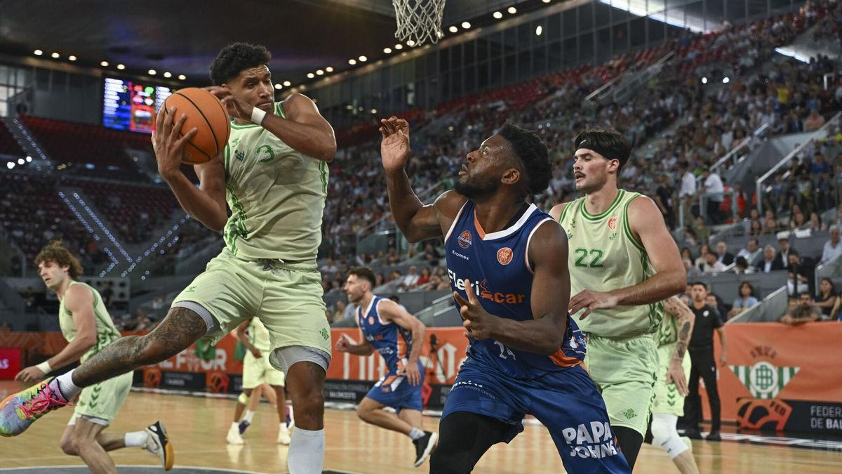 Brooks de Bisschop (i), del Real Betis Baloncesto, coge un rebote durante la final por el ascenso a la Liga Endesa en la Caja Mágica de Madrid.