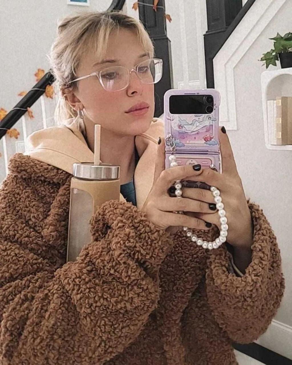 Millie Bobby Brown con moño