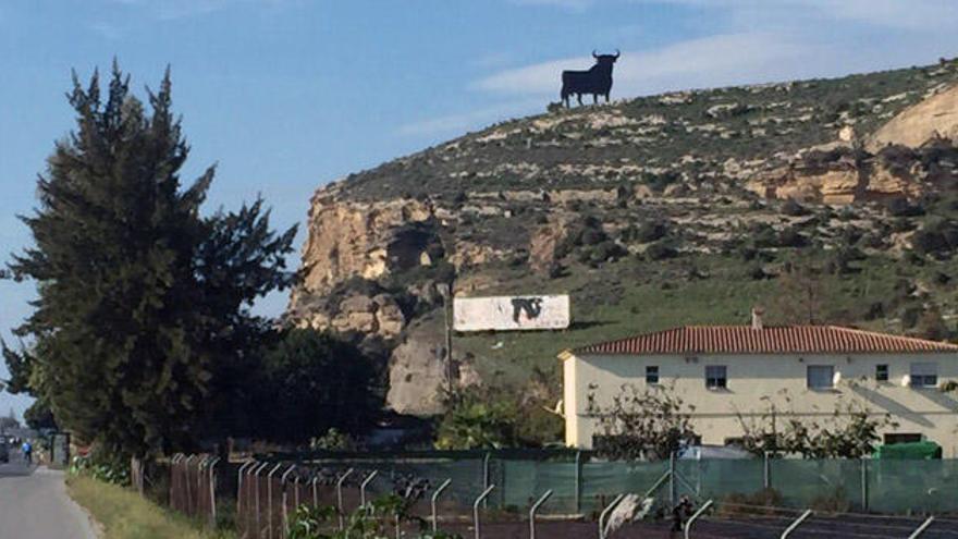 El toro, visto desde la carretera nacional.