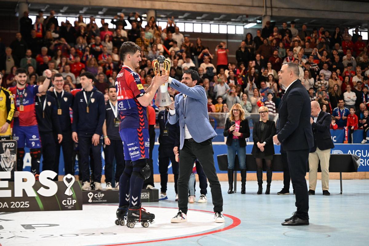 El capitán del Igualada recoge la copa.