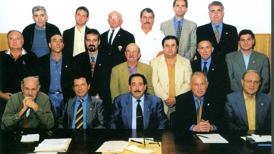 Luis Marco Vidal, en el centro sentado, junto al resto de integrantes del Comité 75 Aniversario del Elche