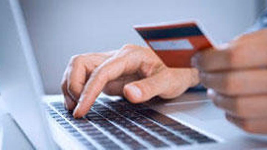 Una persona realiza una compra &#039;online&#039;.