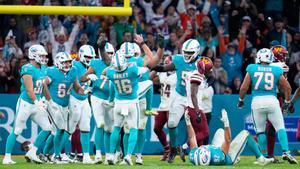 Los jugadores de Miami Dolphins celebran el field goal que le ha dado la victoria a su equipo.