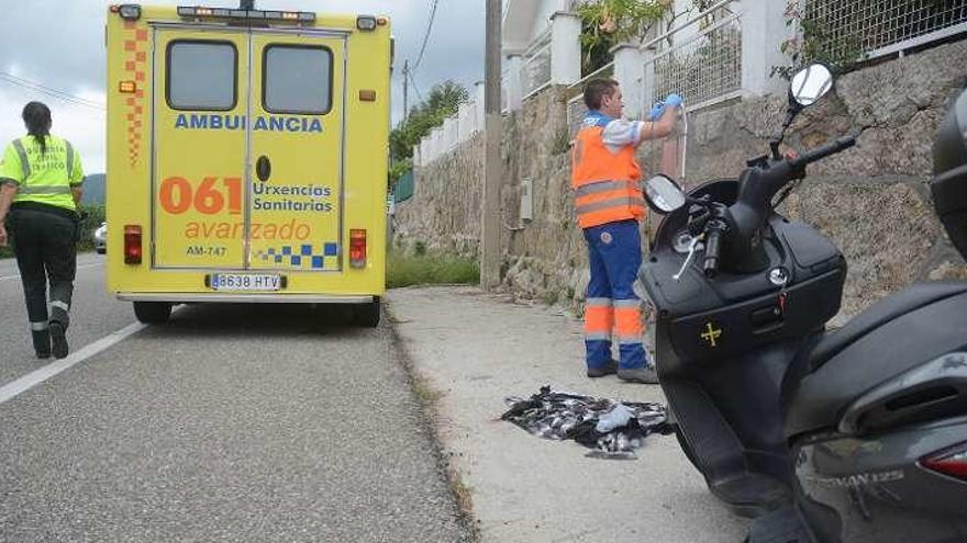 La ambulancia que socorrió al motorista herido. // Rafa Vázquez