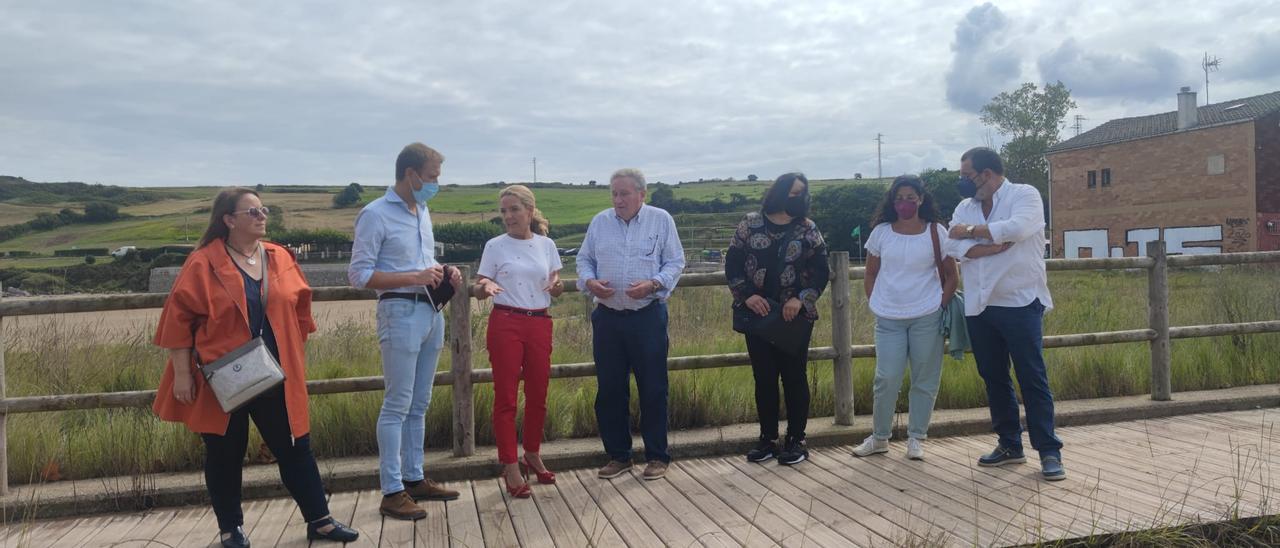 Teresa Mallada (tercera por la izquierda, entre Álvarez-Pire y Artime), en su visita a la playa de Bañugues.