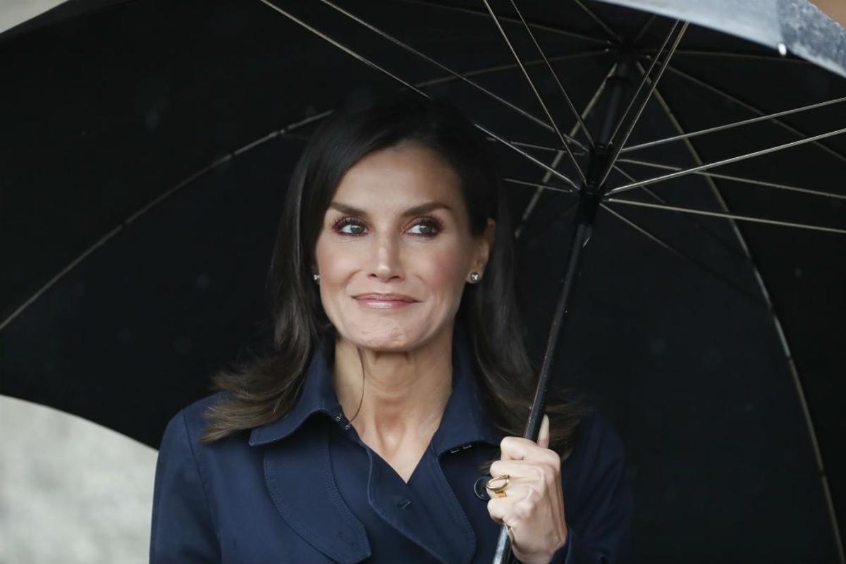 La Reina Letizia con trench azul marino