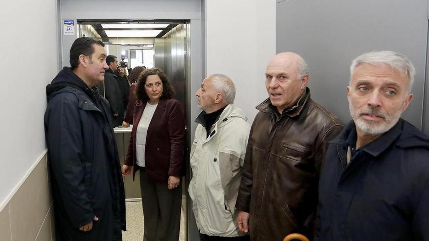 Dos edificios de O Castrillón unen sus portales para compartir ascensor