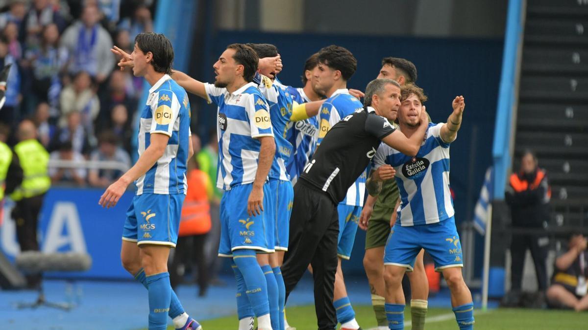 Jugadores del Deportivo ante el Leganés