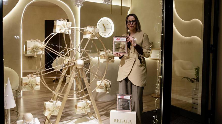 Yolanda Álvarez, en el escaparate ganador del concurso.  | JUAN PLAZA