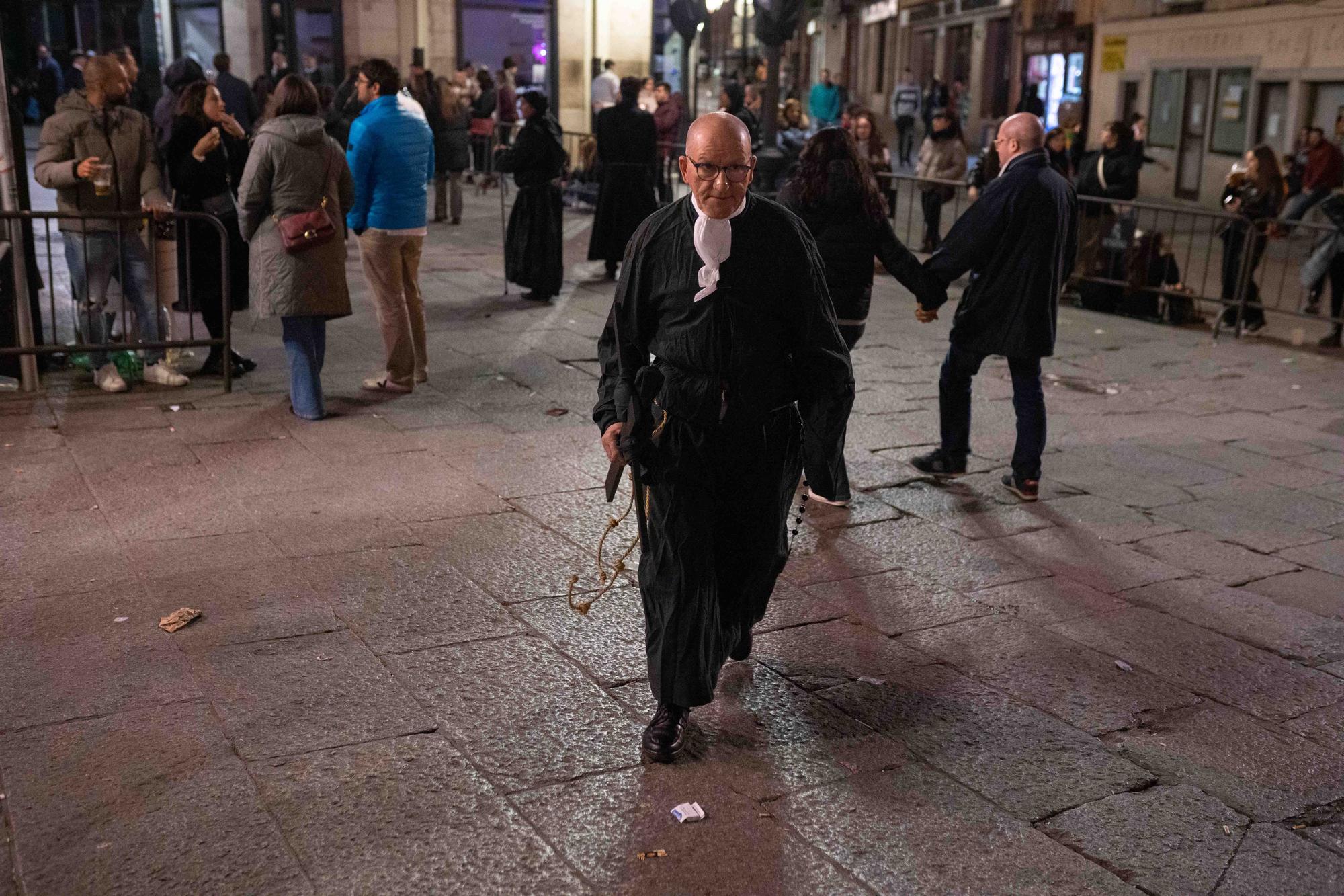 GALERÍA | La salida de Jesús Nazareno y las tradicionales sopas de ajo, en imágenes