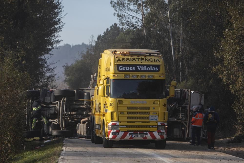 Un camió bolca i perd la càrrega a Massanes