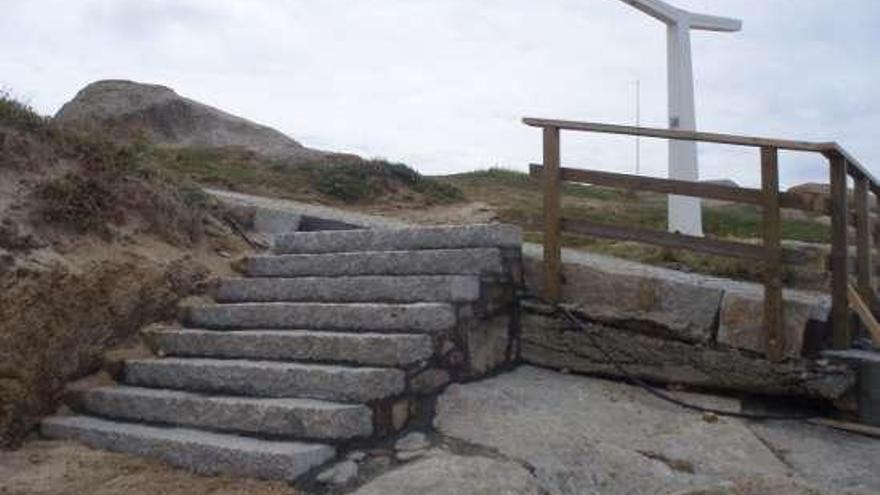 Una de las escaleras de acceso a la playa de A Lanzada.  // Faro