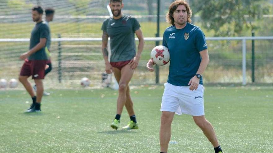 Luismi Areda, en uno de los primeros entrenamientos del equipo en esta pretemporada. // Rafa Vázquez