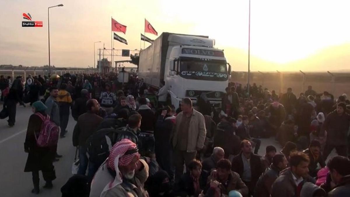 Sirios procedentes de Alepo esperan en la frontera turca.
