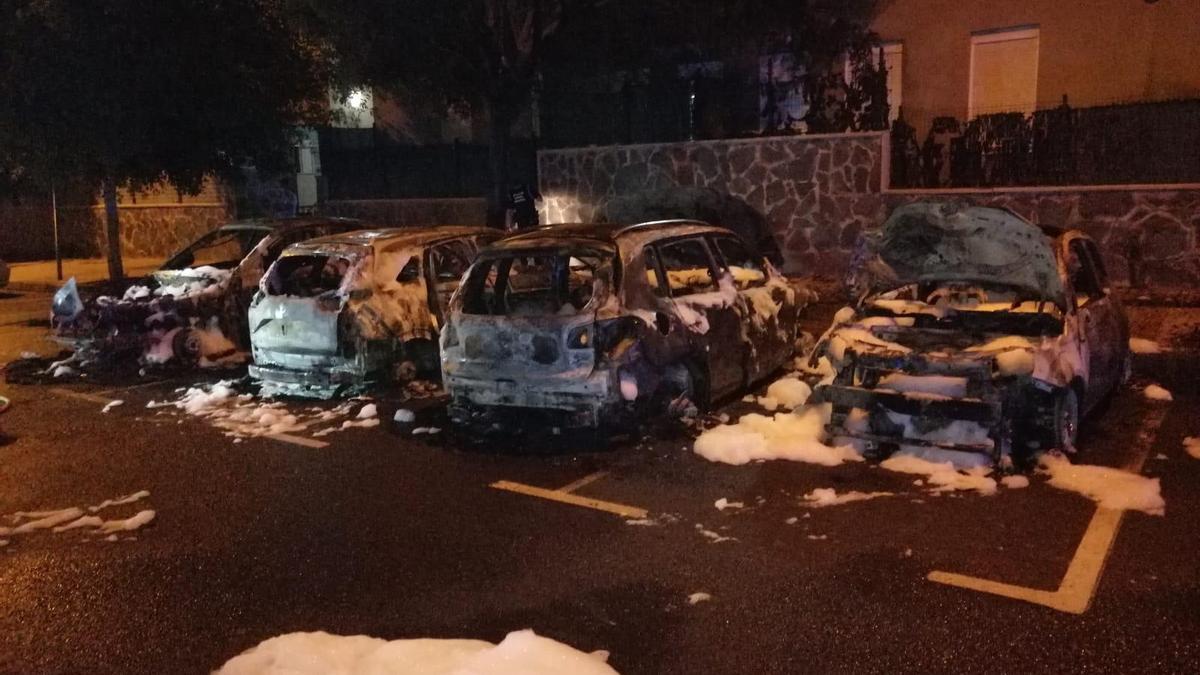 Cuatro coches quemados en Santa Lucía de madrugada