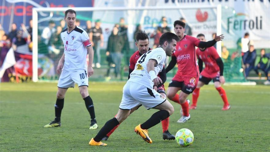 Pozoblanco y Salerm igualan en un intenso derbi