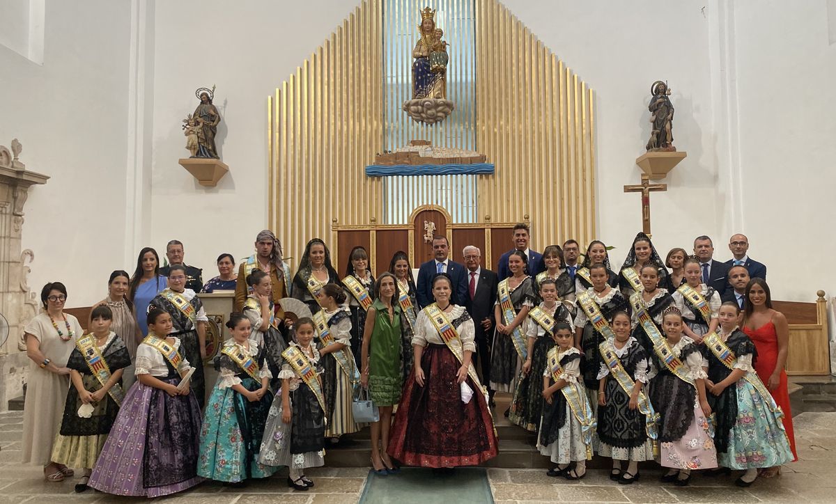 Foto de familia en la parroquia de Santa María, con el alcalde, Andrés Martínez, y la reina, Rocío González, en el centro.