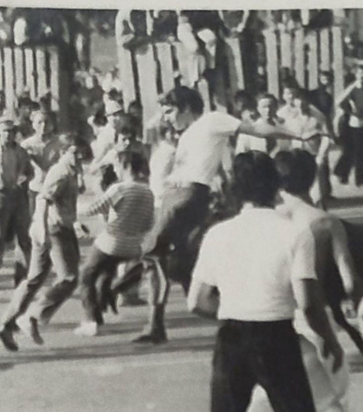 El avilesino, alcanzado por una vaquilla en los Sanfermines de 1968. | C. C.