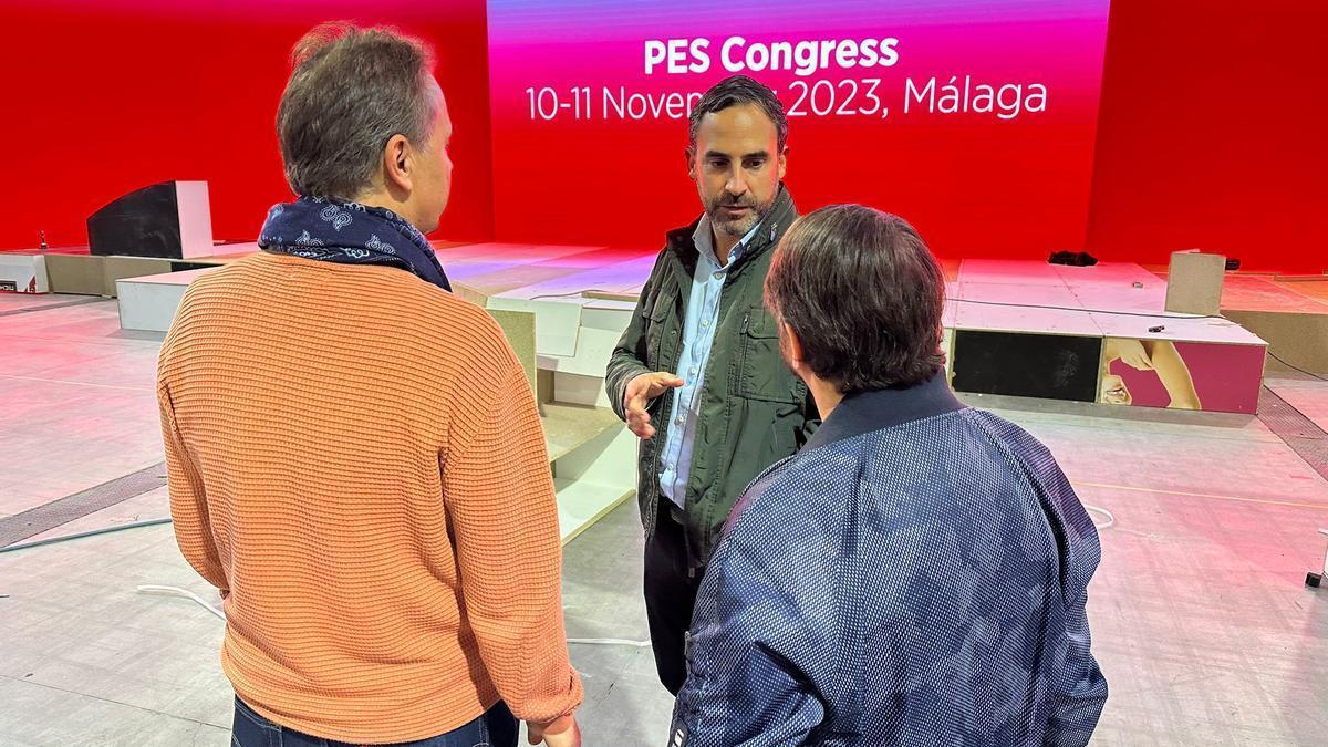 El secretario general del PSOE de Málaga, Dani Pérez, supervisa los preparativos para la celebración del congreso del Partido Socialista Europeo.