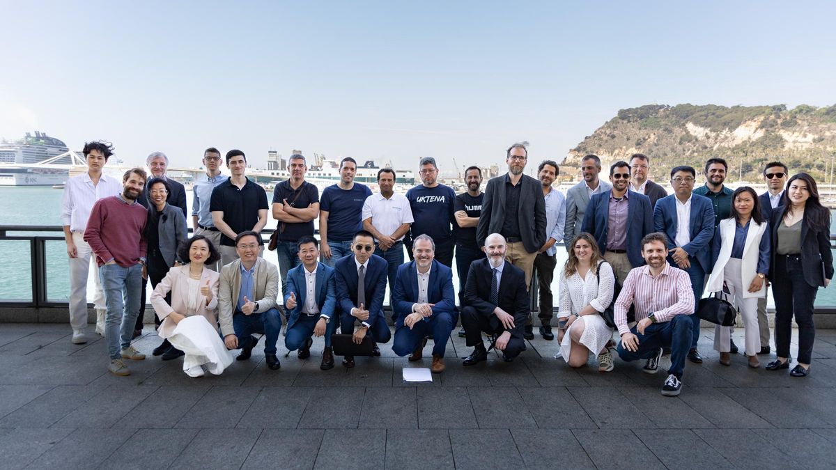Representantes de las 10 start-ups seleccionadas por Huawei y Funding Box para participar en el Programa Huawei Cloud Startup, junto con los directivos.