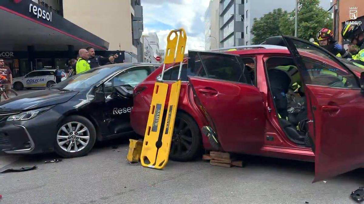 Aparatoso accidente en la calle Alcalá de Madrid entre un VTC, un turismo y un coche patrulla