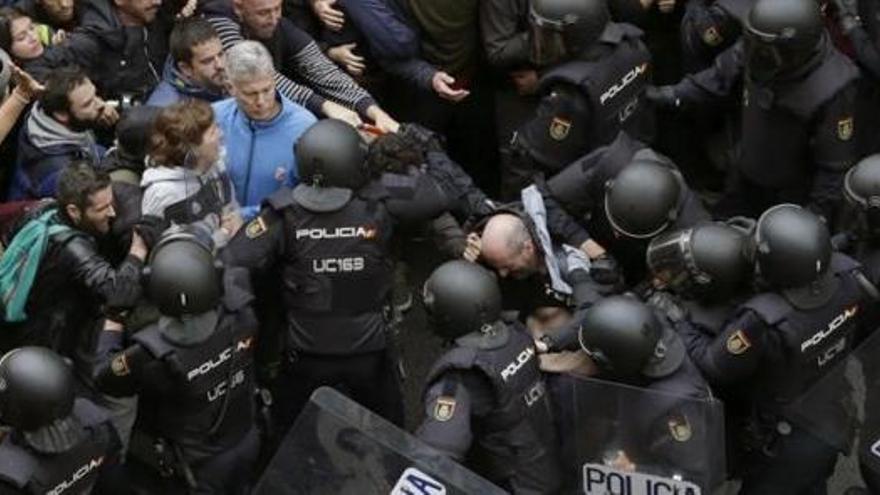 La Policia Nacional, carregant contra els manifestants l&#039;1-O.