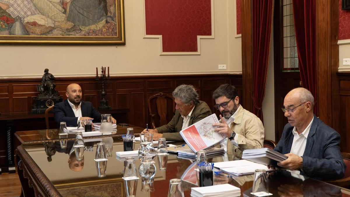 Reunión de la comisión este martes, con Lage a la izquierda, Roberto Rodríguez de tercero y Francisco Jorquera a la derecha.